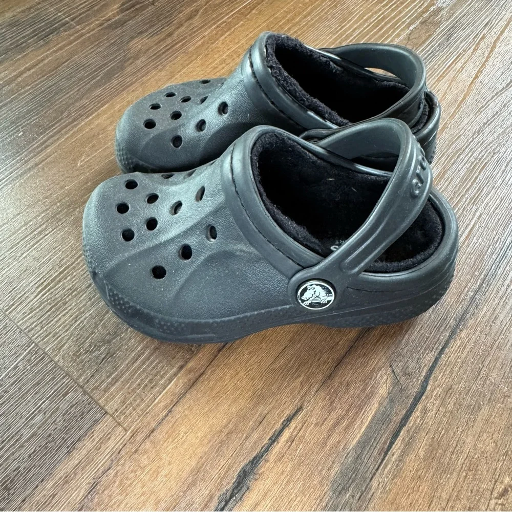 CROCS Kids Black Fuzzy Lined Clogs